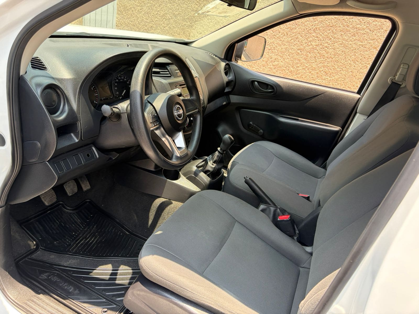 3 interior-nissan-np300-estaquitas-2023