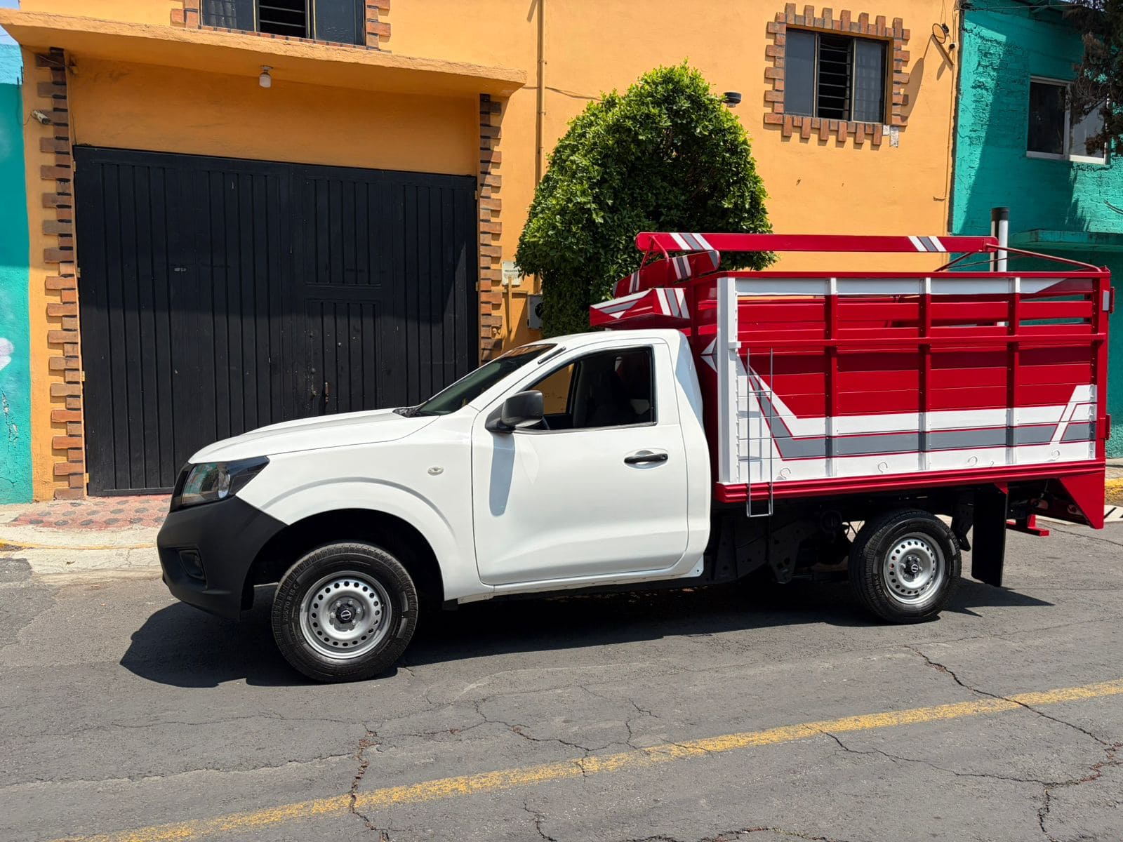 5 Nissan NP300 Estacas 2019 Seminueva