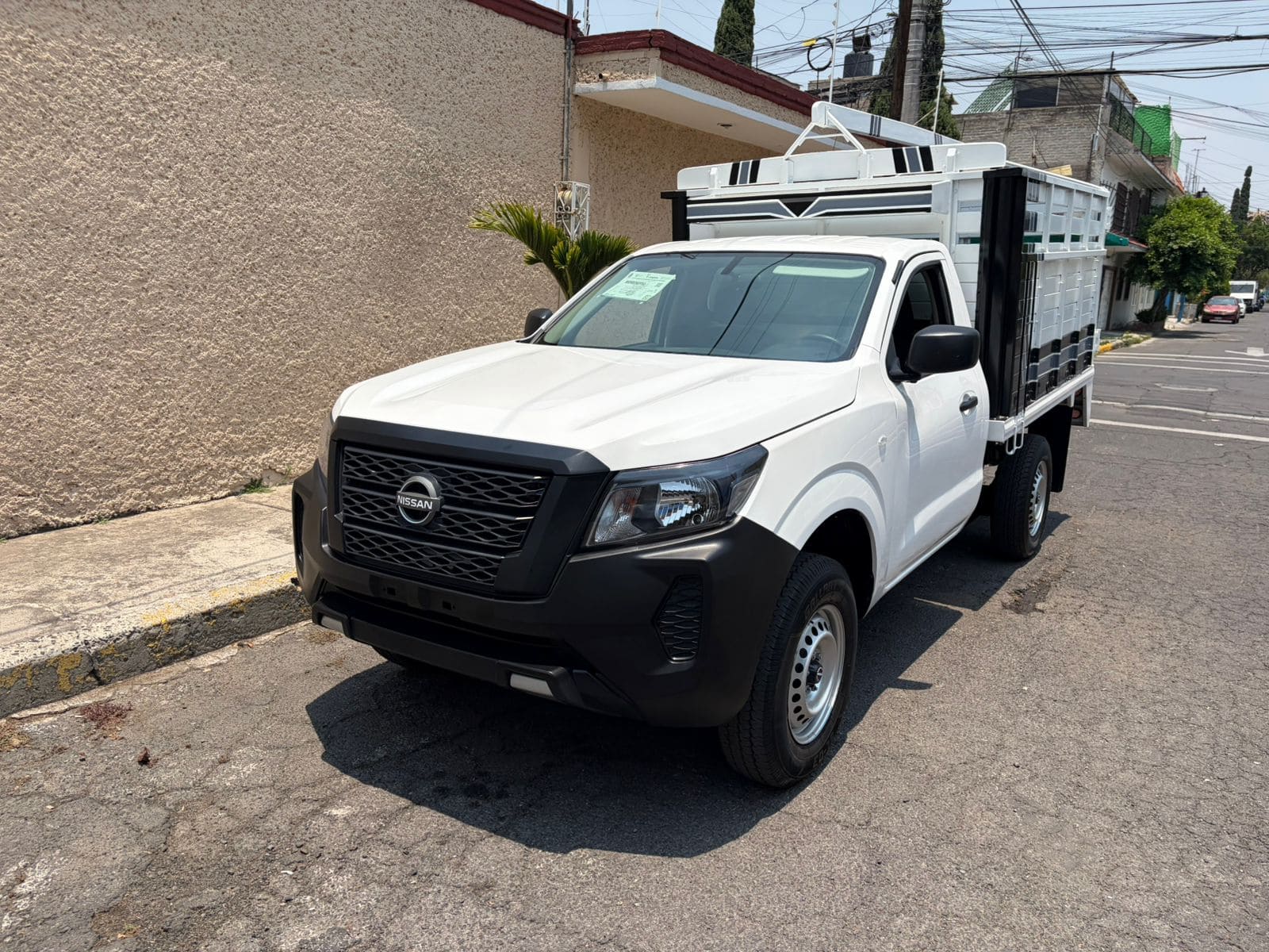 5 nissan-np300-estaquitas-2023-frontal