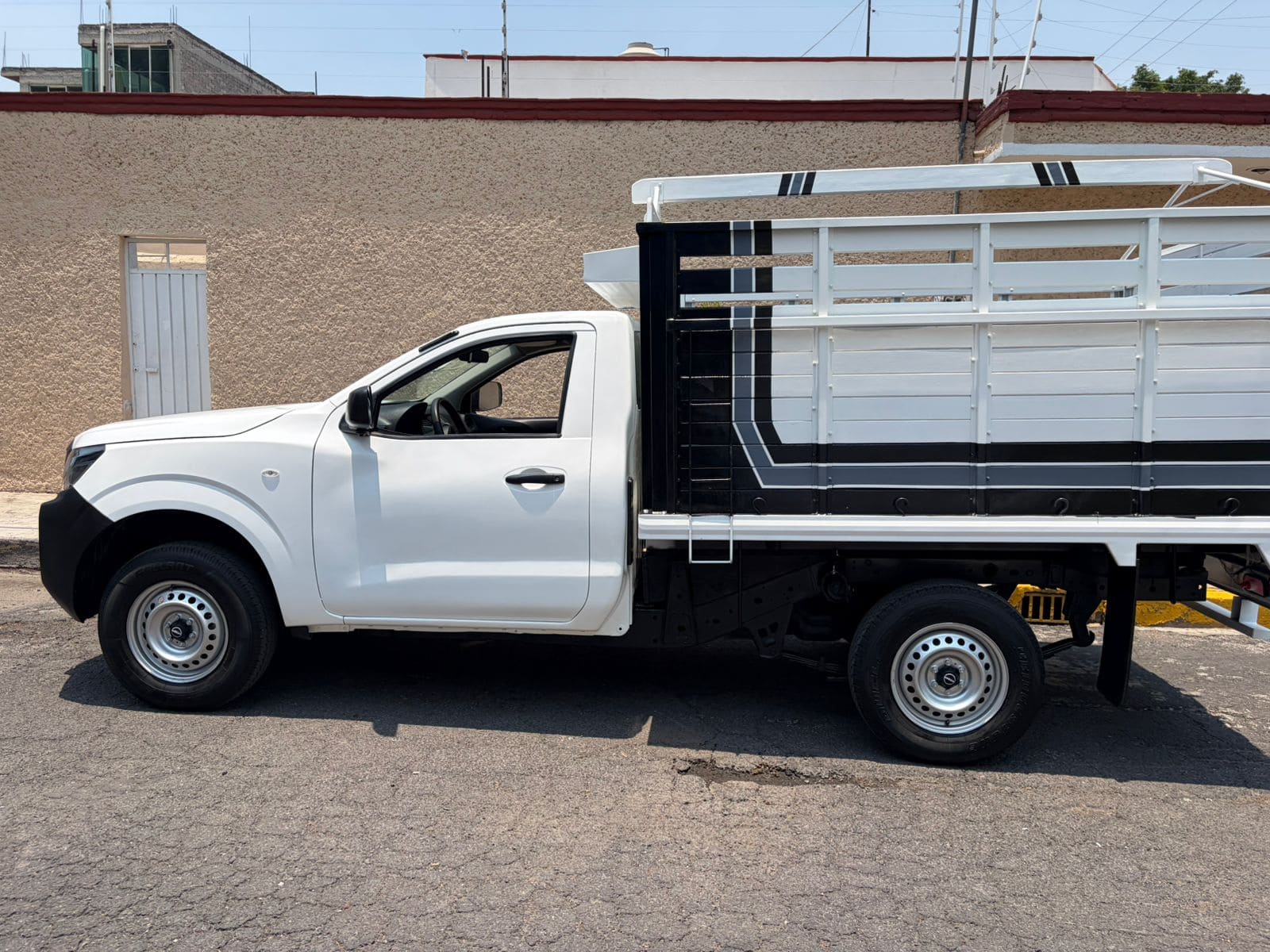 7 nissan-np300-estaquitas-2023-lateral